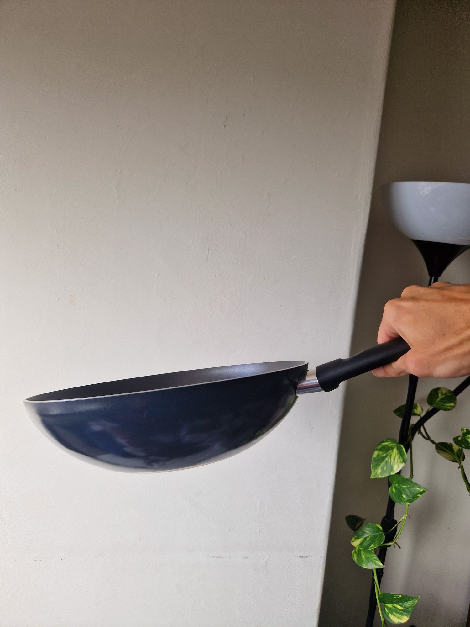 Panela Wok antiaderente de alumínio 28 cm