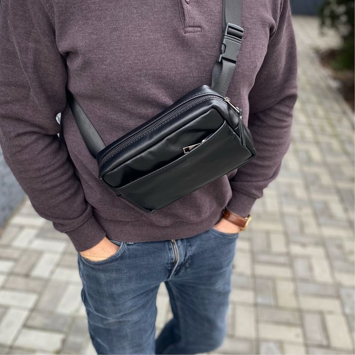 Нагрудна сумка з натуральної шкіри бананка Cube гладка чорна