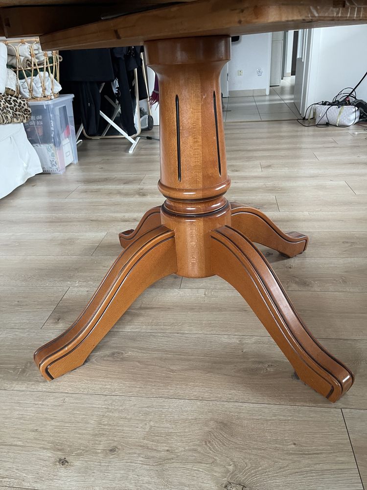 Piękny stół z drewna