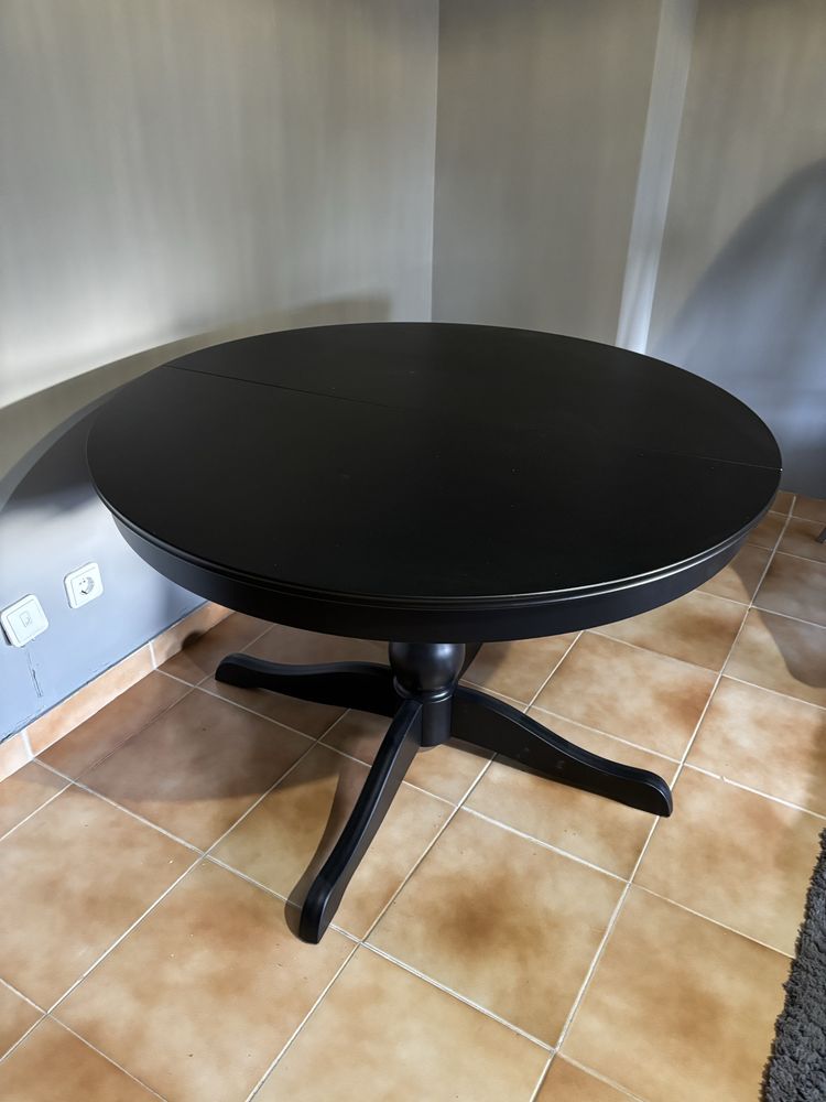 Mesa redonda extensível INGATORP – Preto (110/155 cm) + 4 cadeiras