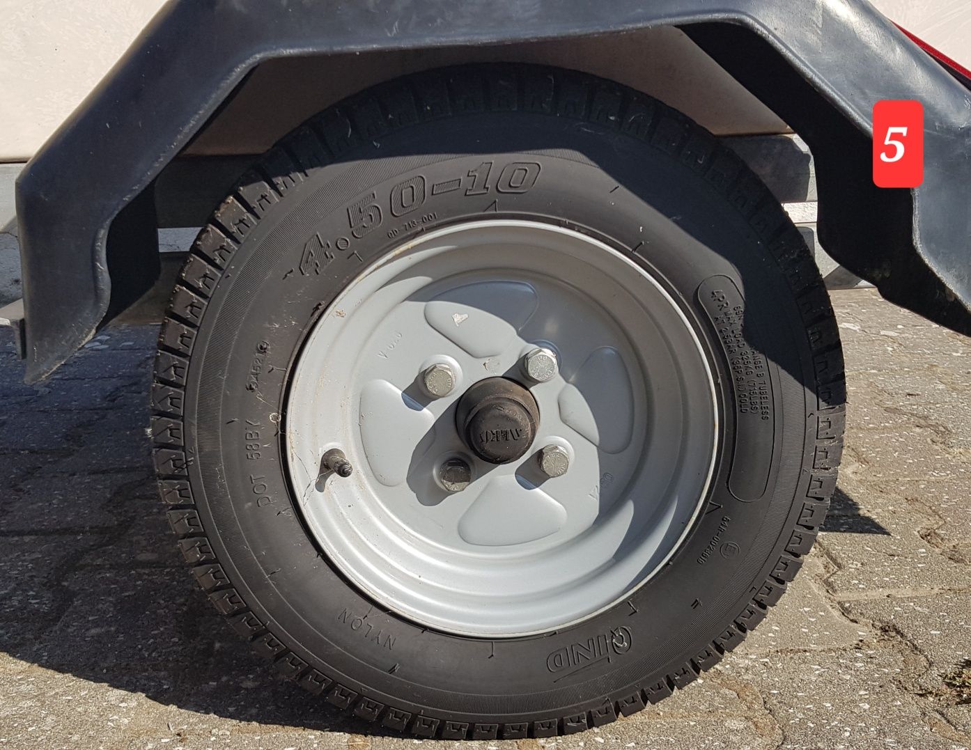 Reboque fechado em fibra de vidro