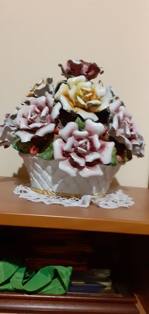 Koszyk porcelanowych róż Capodimonte