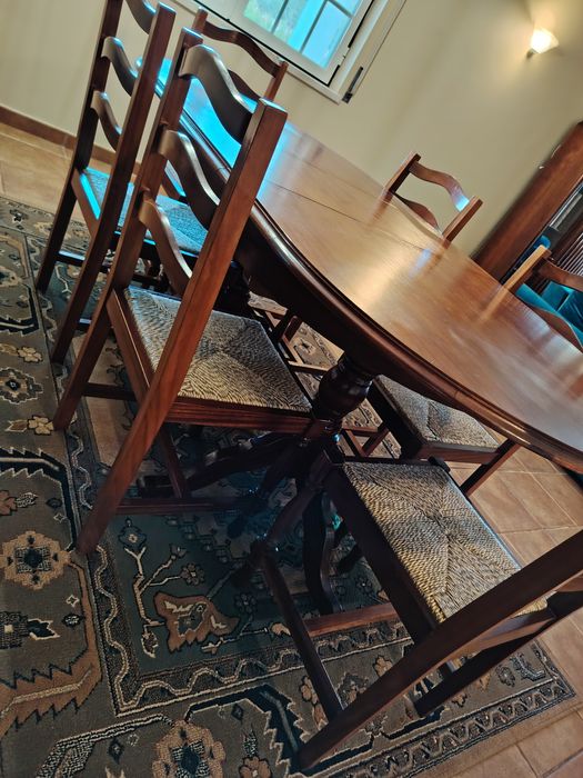 Mesa de madeira com 6 cadeiras