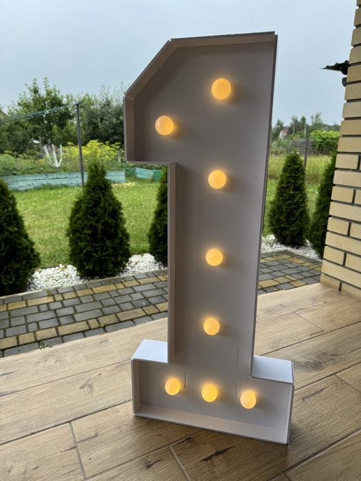 Цифра один. Світиться. Один рік. Декор на 1 рік