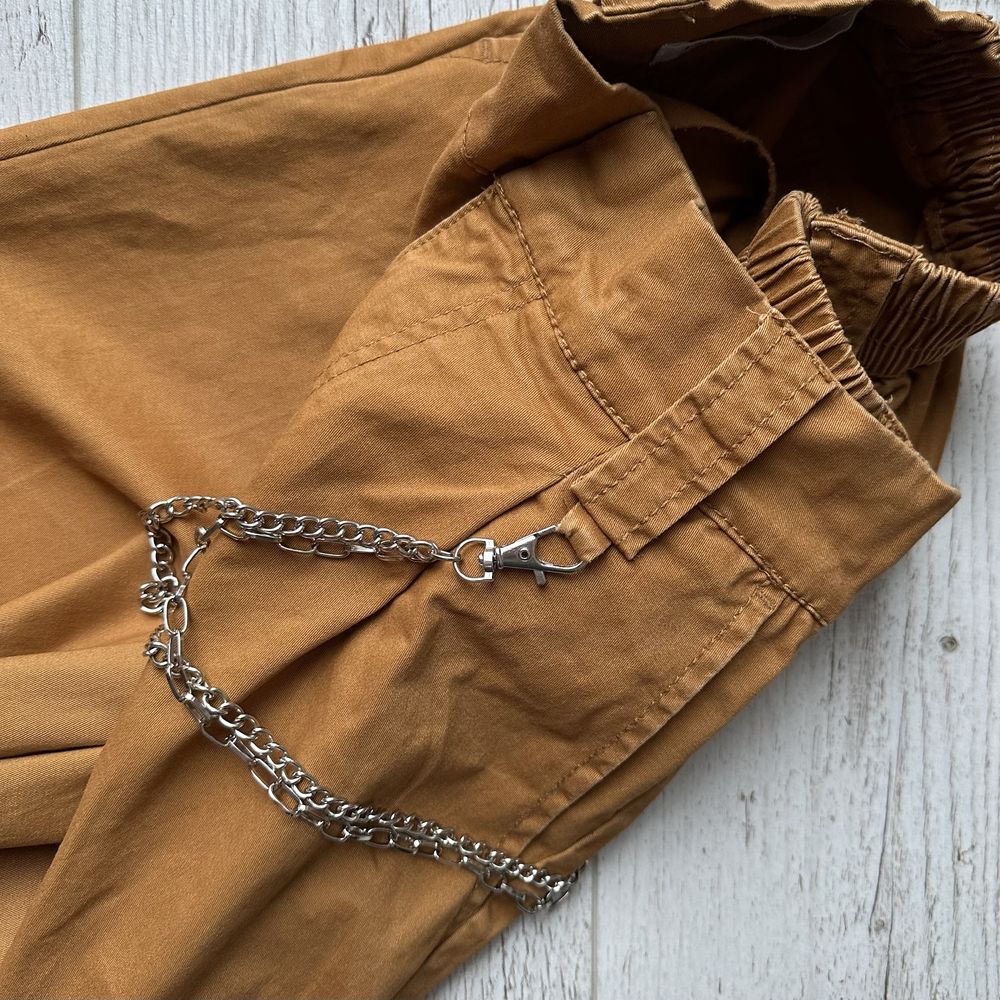 Karmelowe spodnie cargo z łańcuchem bojówki pull&bear XS