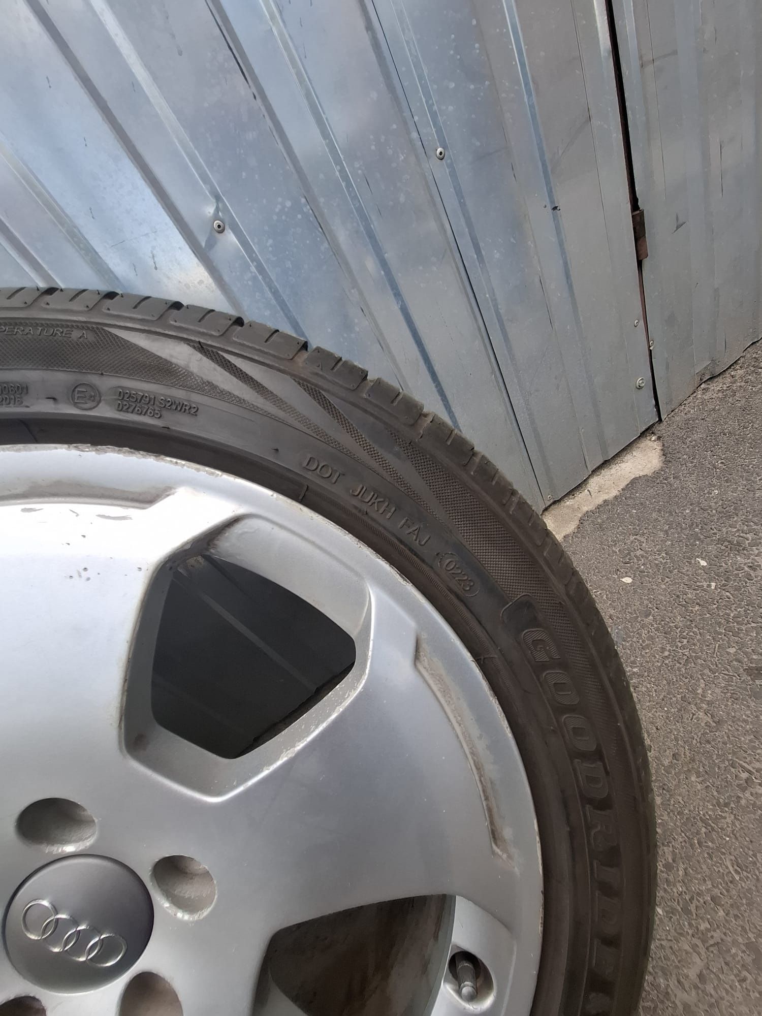 Felgi aluminiowe 17″ + opony 215/50 – Audi