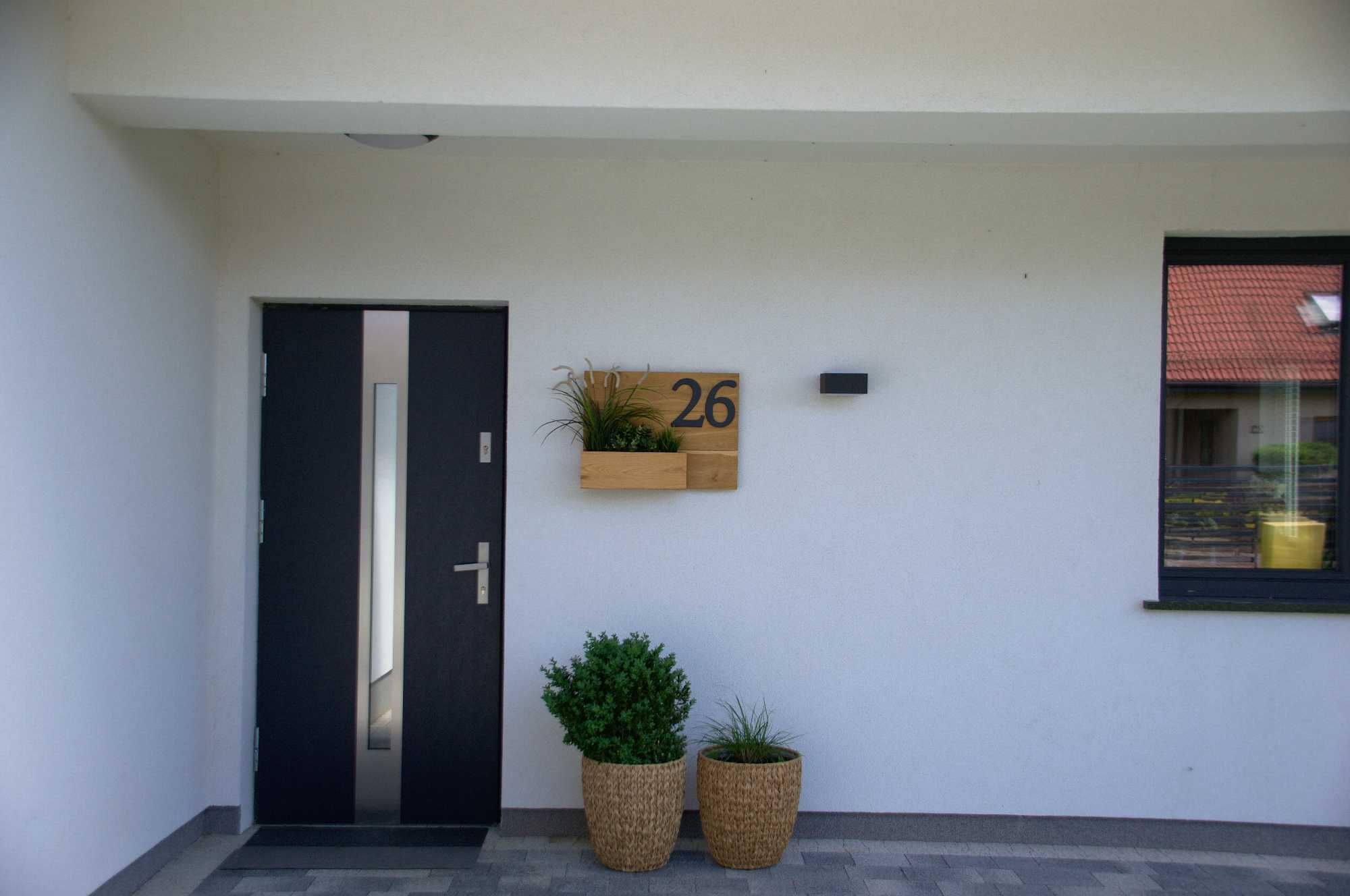 Drewniana tablica z numerem domu