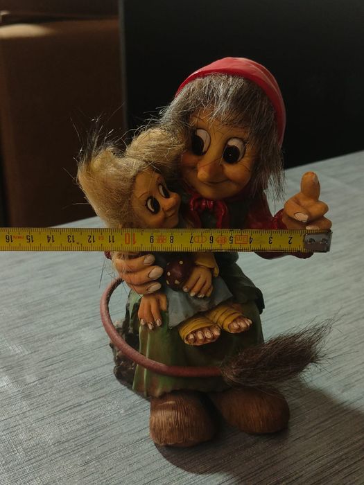 Estatueta Rara: Troll Escandinavo com Criança - Nyform Style
Linda est