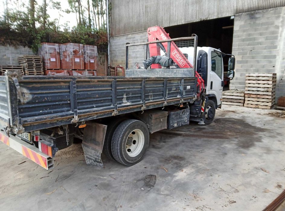 Camião ISUZO tribasculante com grua, 56.400km