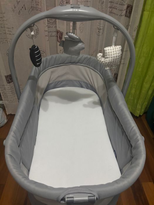 Berço + colchão + kit refeição Chicco Baby Hug 4 em 1 Glacial