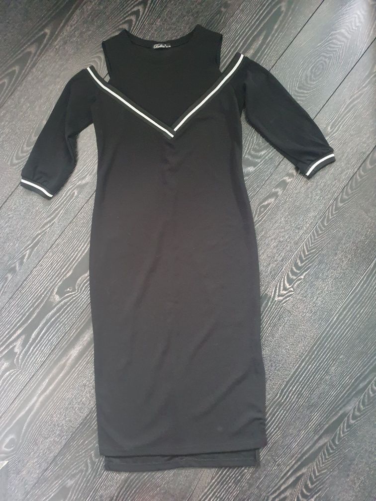 Шикарна сукня міді максі з відкритими плечами, чорна з лампасами