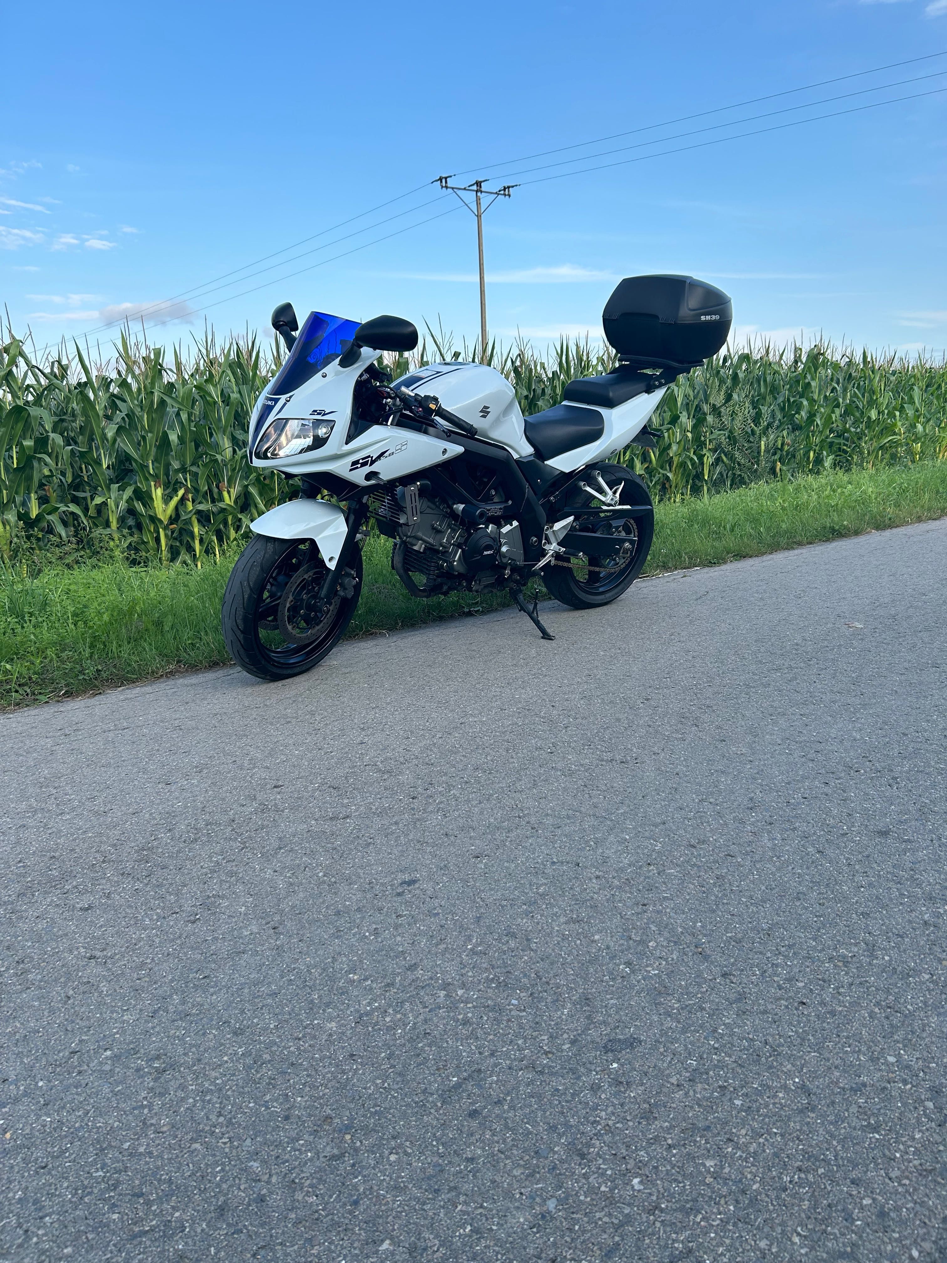 Witam sprzedam Suzuki SV 650 s z 2012r kolor białą perła .