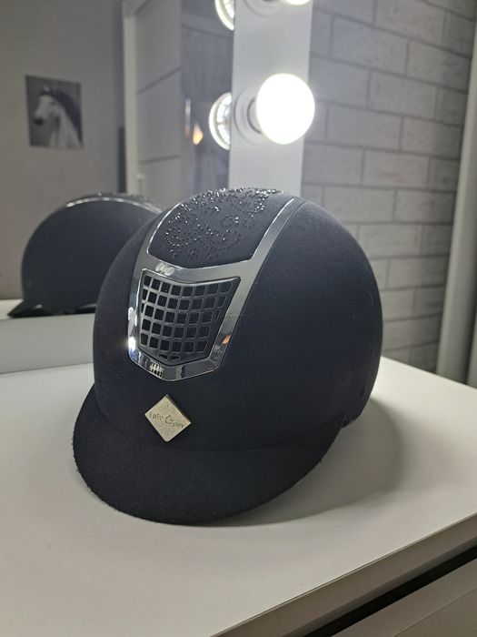 Piękny zamszowy kask Fair Play
