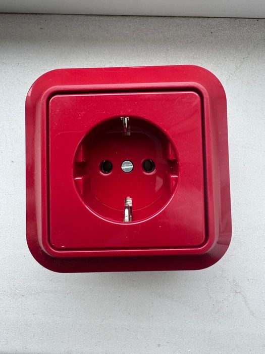 Розетка червона зНімеччини