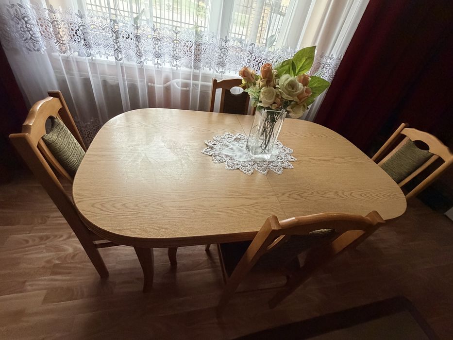 Stół rozkładany z krzesłami