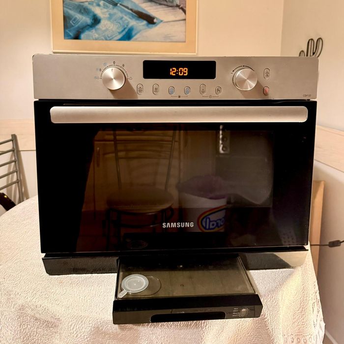 Piekarnik parowo -mikrofalowy firmy Samsung.