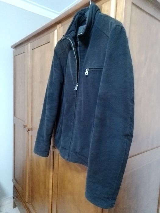 Blusão desportivo em cor preto