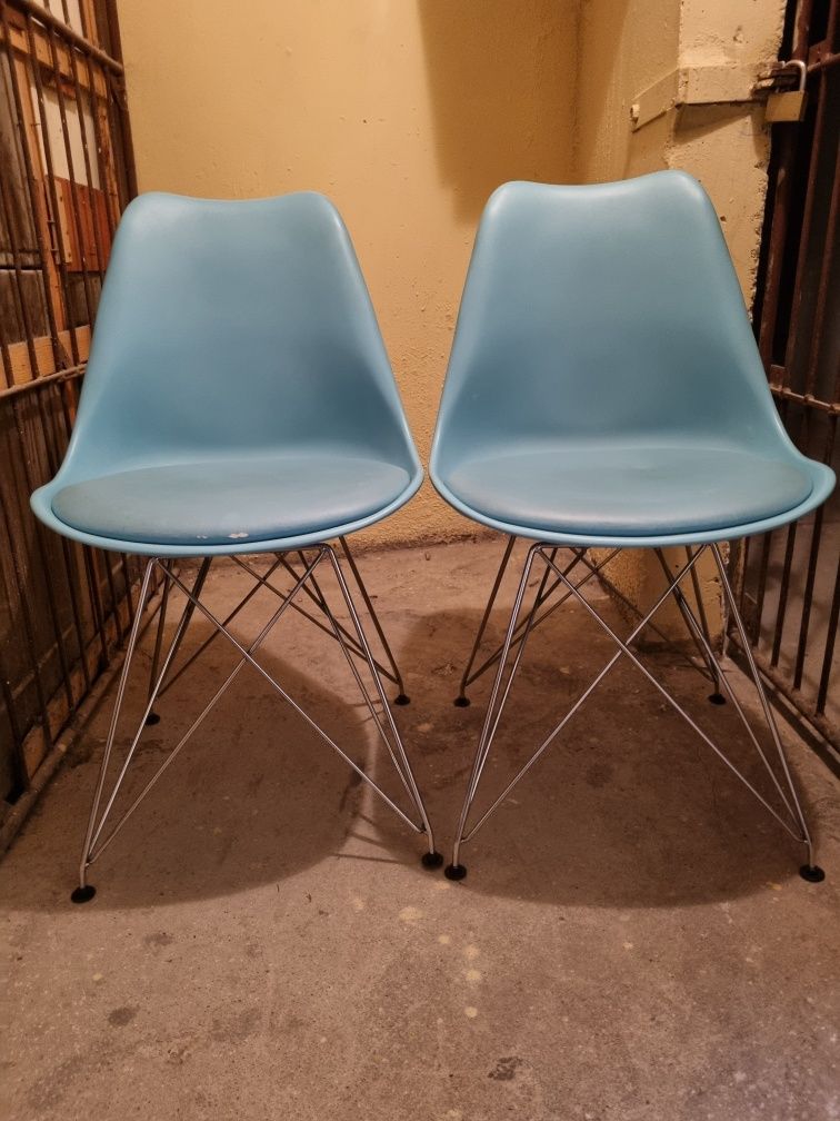 2 krzesła turkusowe z chromowanymi nogami