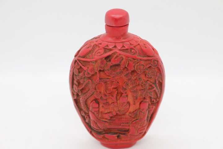 Snuff Bottle em Laca Cinnabar Chinesa Floral e Figuras XX 11 cm