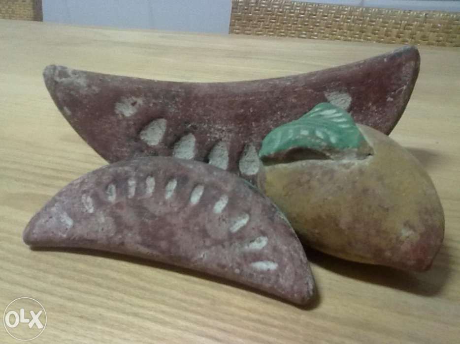 Peças de fruta em loiça