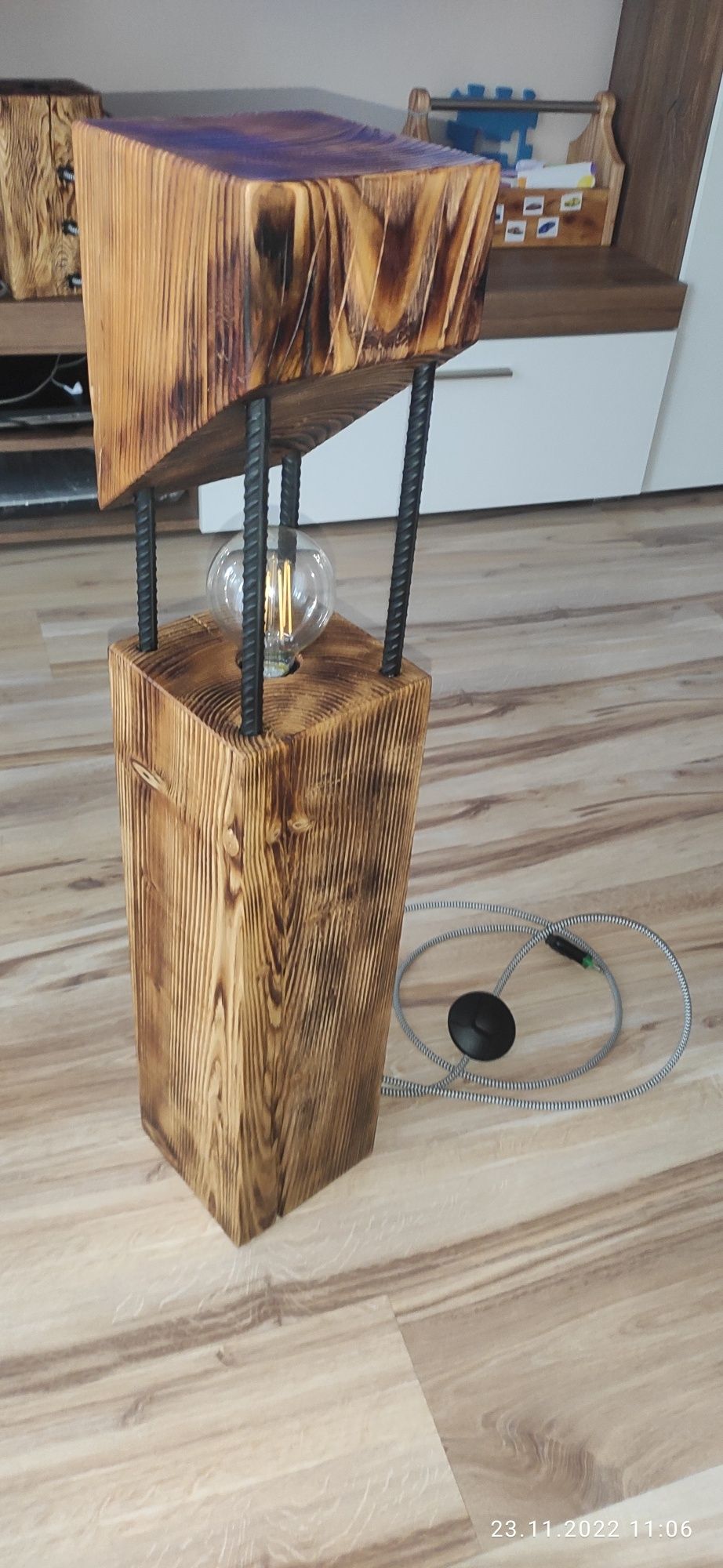 lampa podlogowa drewniana led