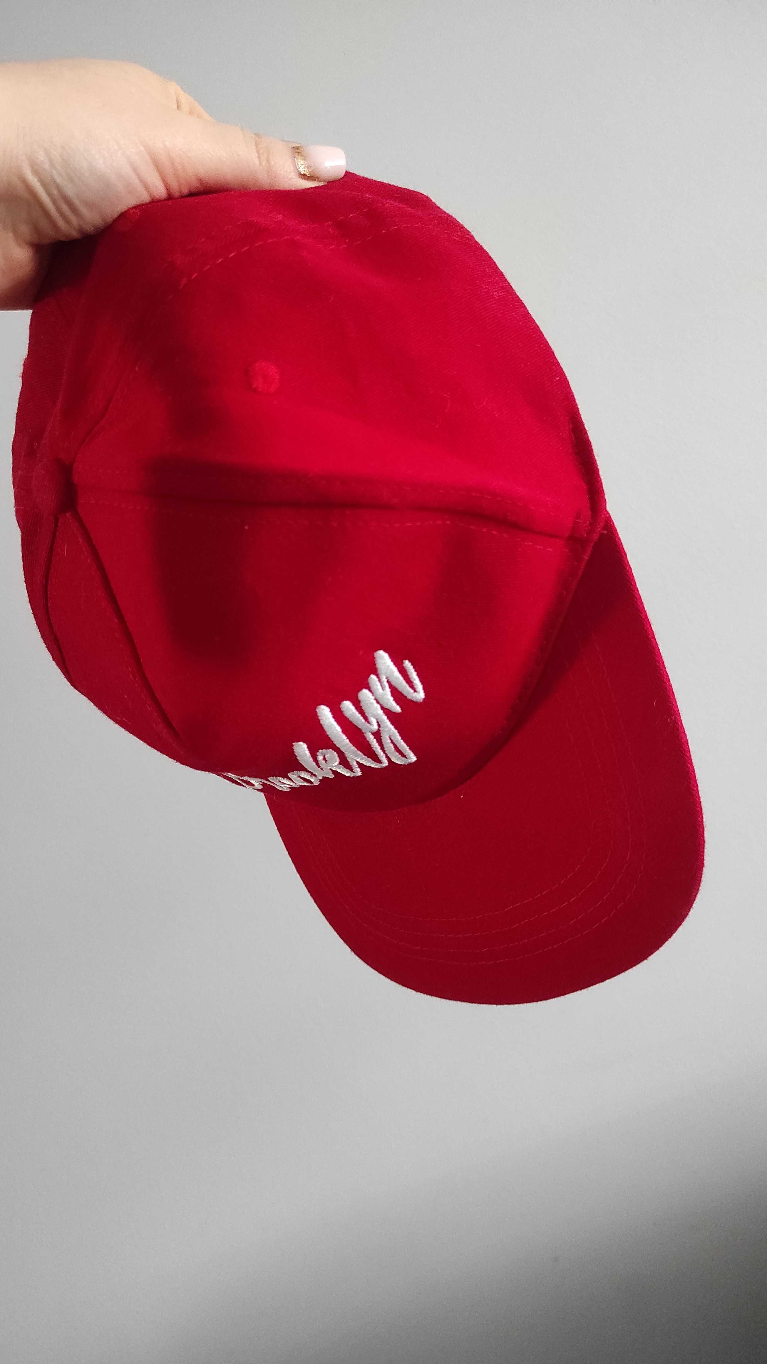 Czerwona czapka z daszkiem Bershka z nadrukiem Brooklyn unisex