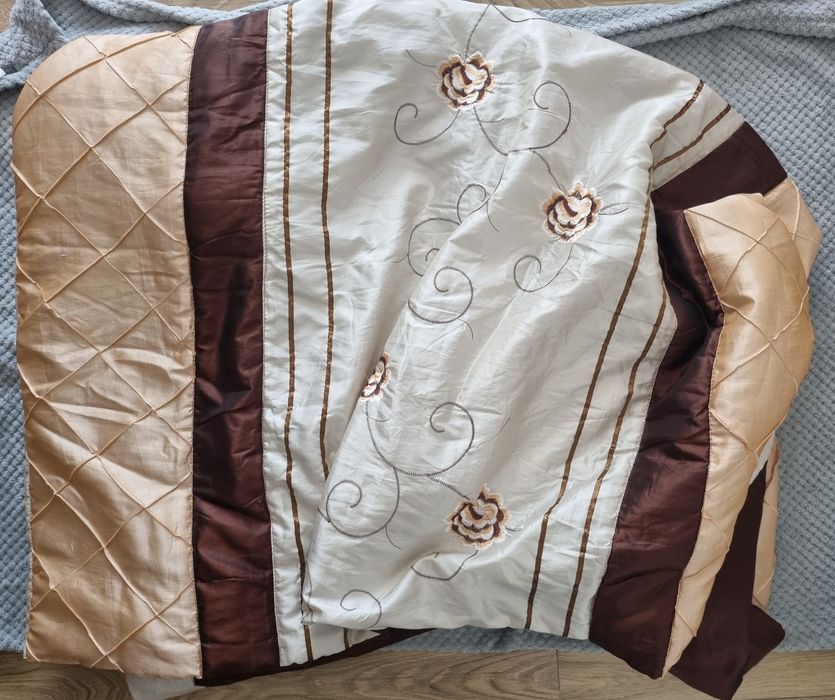 Narzuta na łóżko 220 x 200 cm + 2 x poszewka dekoracyjna na poduszki