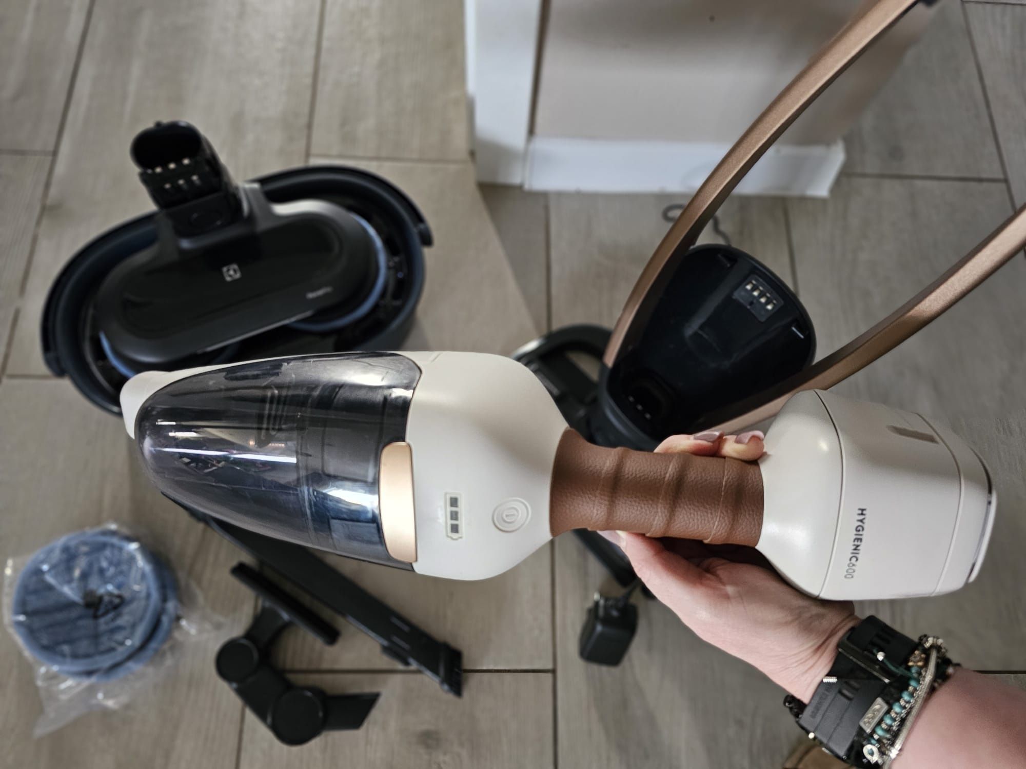 Odkurzacz pionowy bezprzewodowy  Electrolux Hygienic 600 PureWet + sta