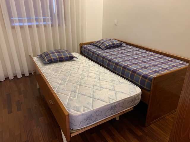 Cama de solteiro dupla, com 2 colchões (1 de gaveta)