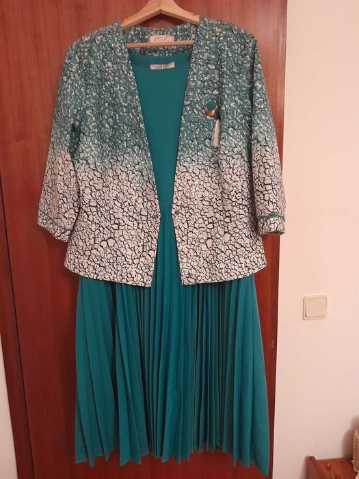 Vestido midi azul esverdeado com casaquinho a combinar