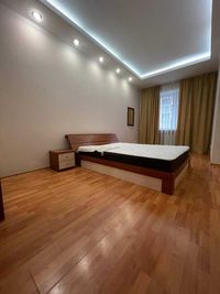 Продам 4-х кімнатну квартиру Кучеревського  Яворницького Центр 110 м2