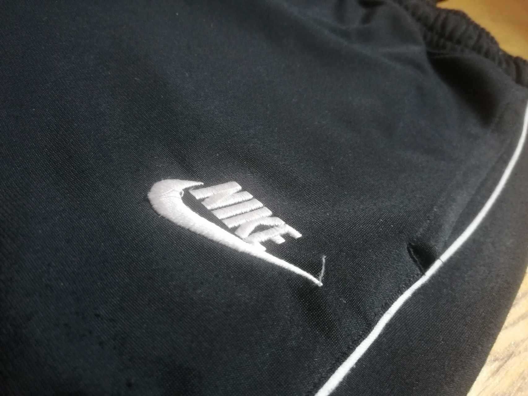 Czarne dresy Nike