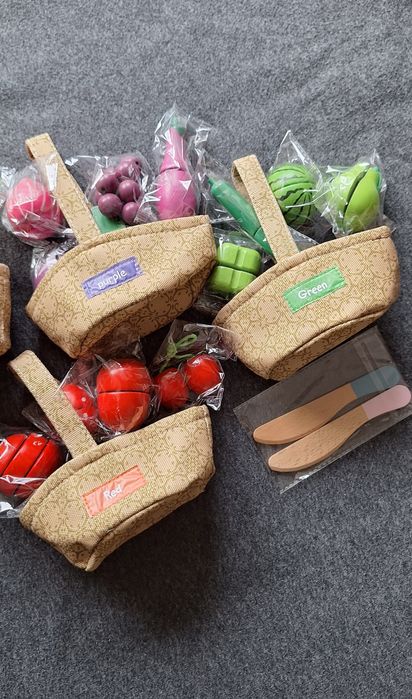 Zestaw drewnianych owoców i warzyw z koszyczkami do sortowania kolorów