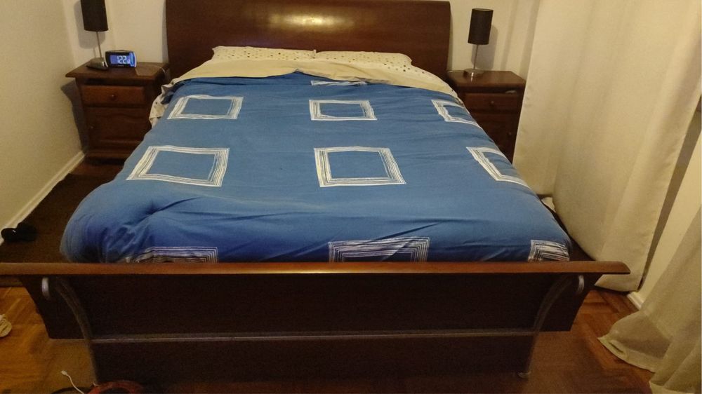 Conjunto de cama + 2 mesas de cabeceira – Bom estado