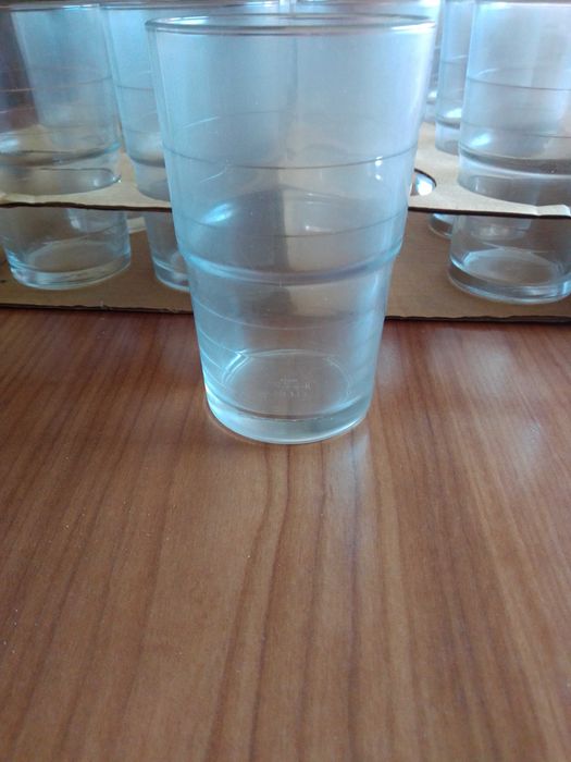 Uma dúzia de copos para galão.