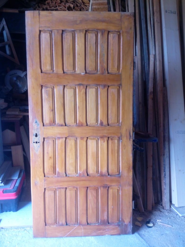 Stare drzwi zabytkowe.