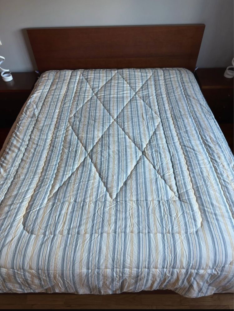 Edredon reversivel em tons de azul e amarelo torrado