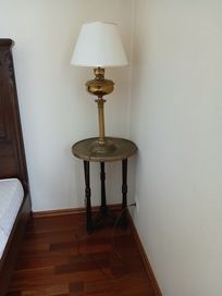 Stylowa lampa na stoliku
