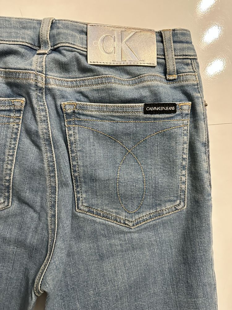 Spodnie Calvin Klein z błyszczącym napisem