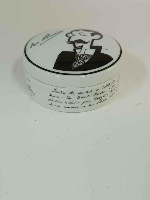 Pequena caixa em porcelana da Vista Alegre alusiva a Eça de Queiroz