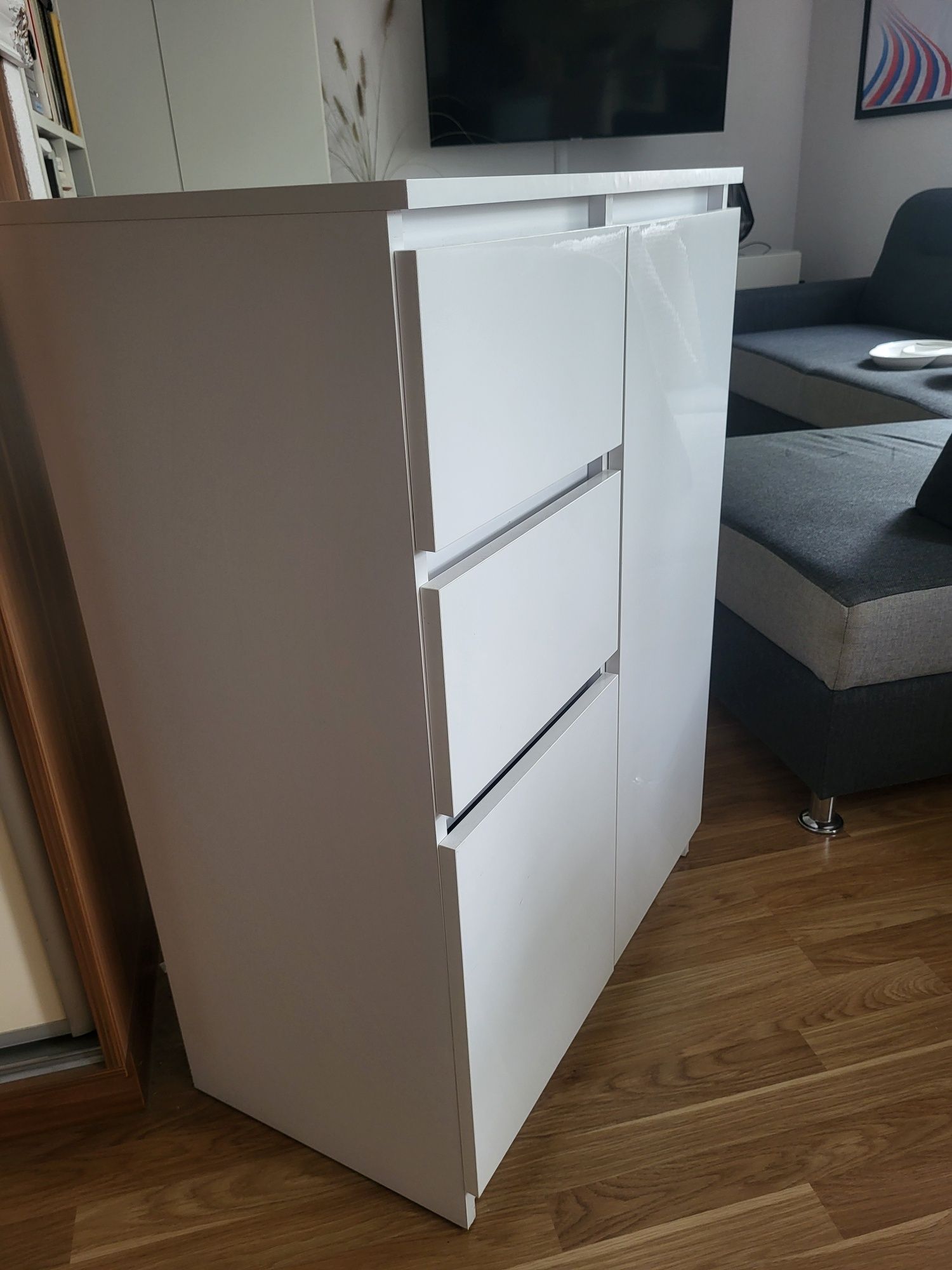 Biała szafka z szufladkami