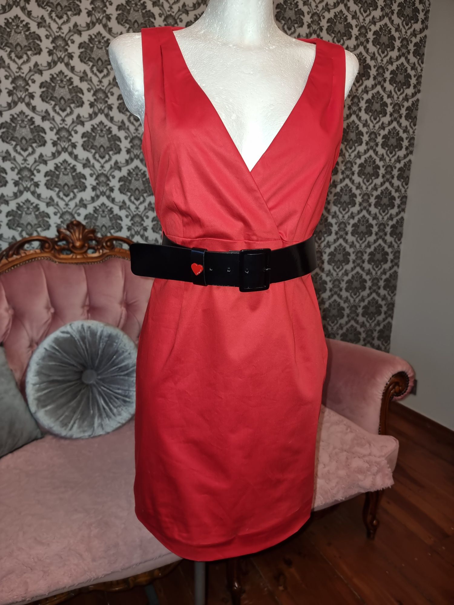 Mała czerwona mini sukienka Love Moschino z logowanym  paskiem r 34/36