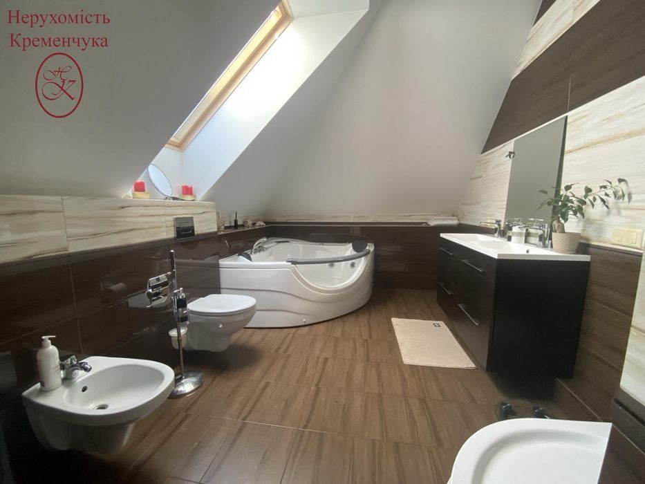 Продаж просторий та сучасний будинок комфорт-класу.