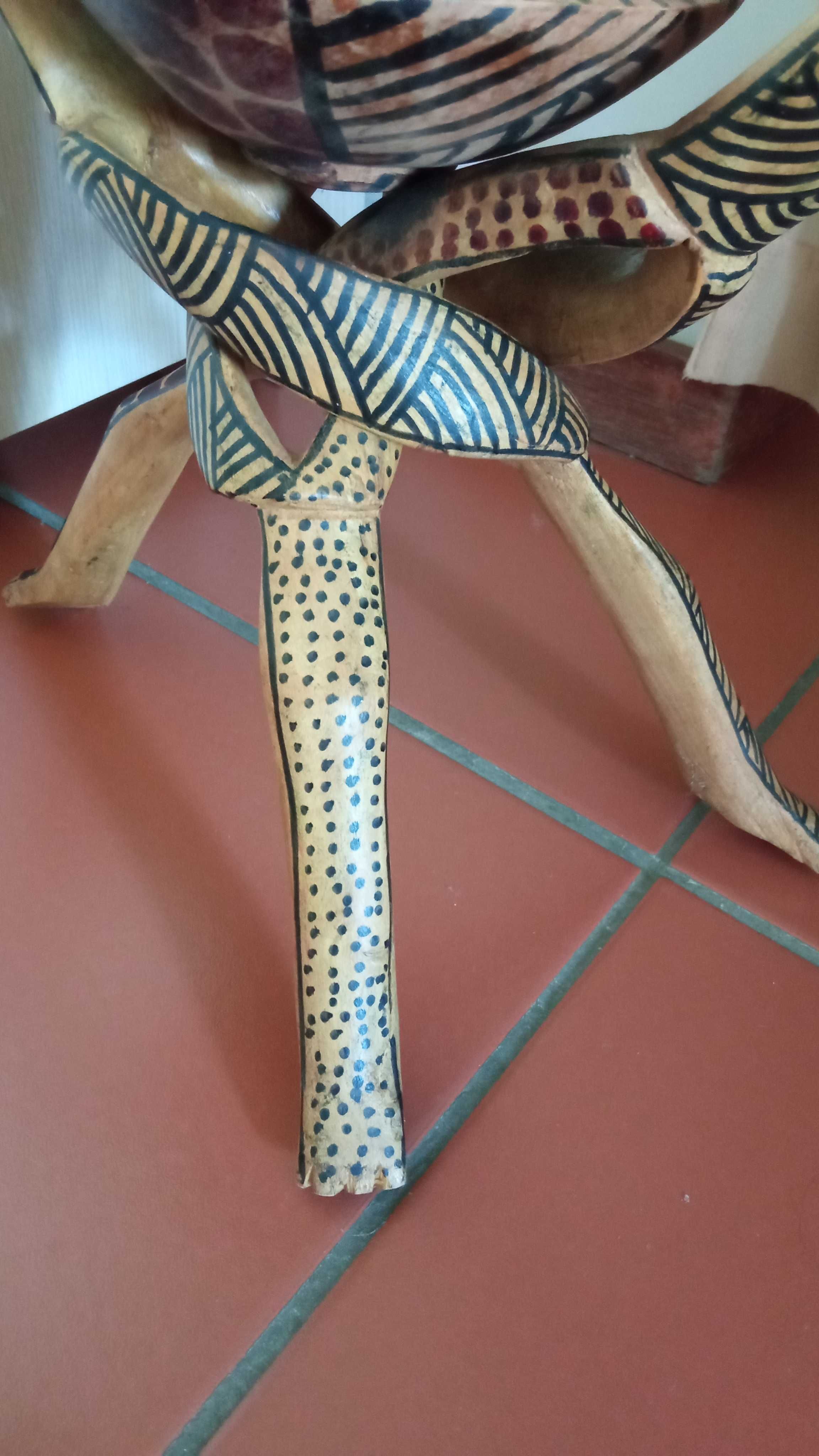 Arte africana tripé e taça