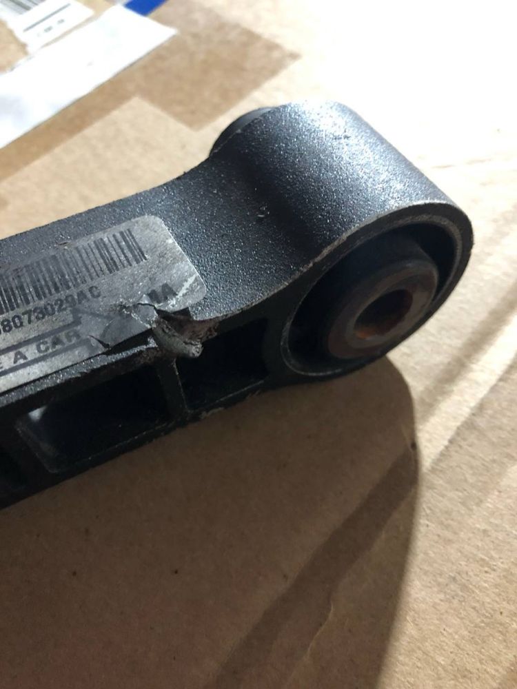 Подушка коробки Fiat 500 68073029AC