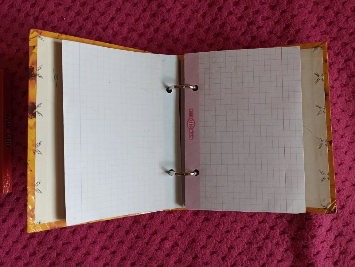 Ładny notesik ze słonecznikiem na okładce notes