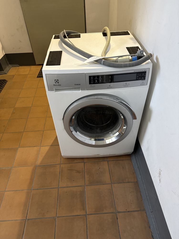 Продам пральну машину electrolux ewf1308wdl2 під ремонт або запчастини