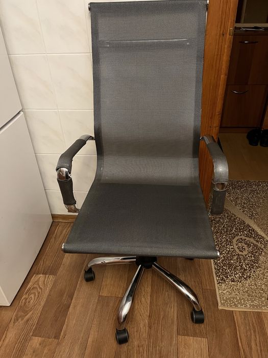 Продам офісні крісла