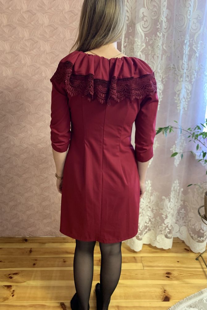 Плаття бордового кольору