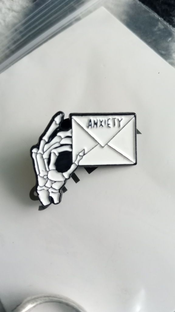 Pin Mão esqueleto c/ carta Anxiety